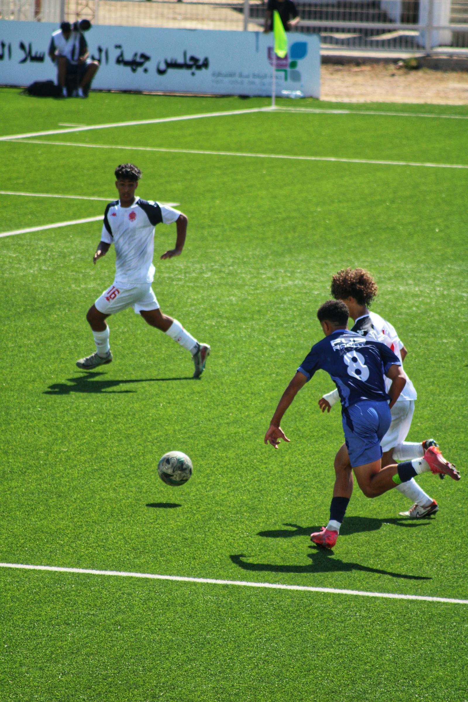 サッカーの試合中に選手がボールを追う様子